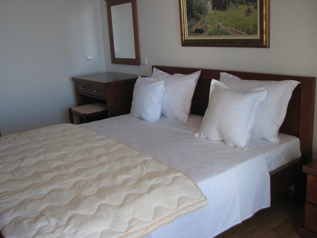 Apartments Leut Sveti Stefan Chambre photo